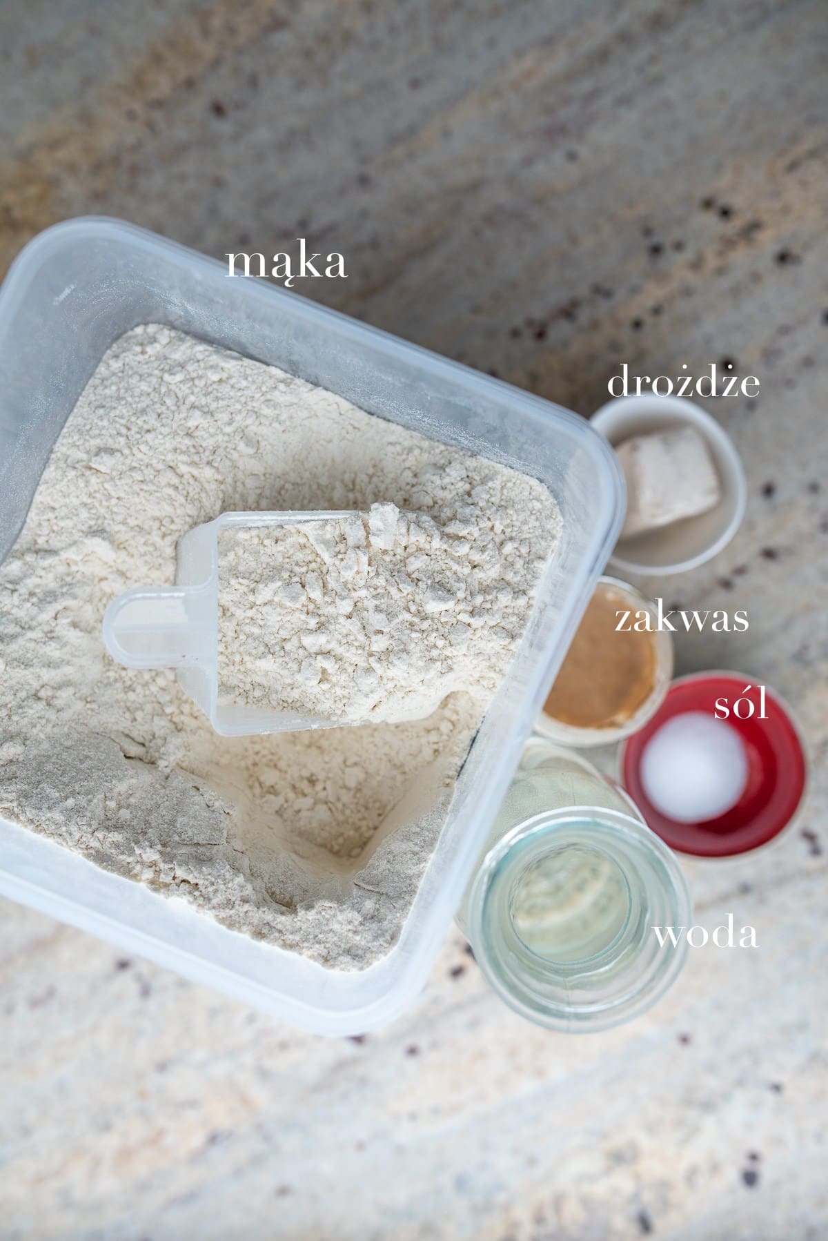 składniki na chleb umieszczone w naczyniach