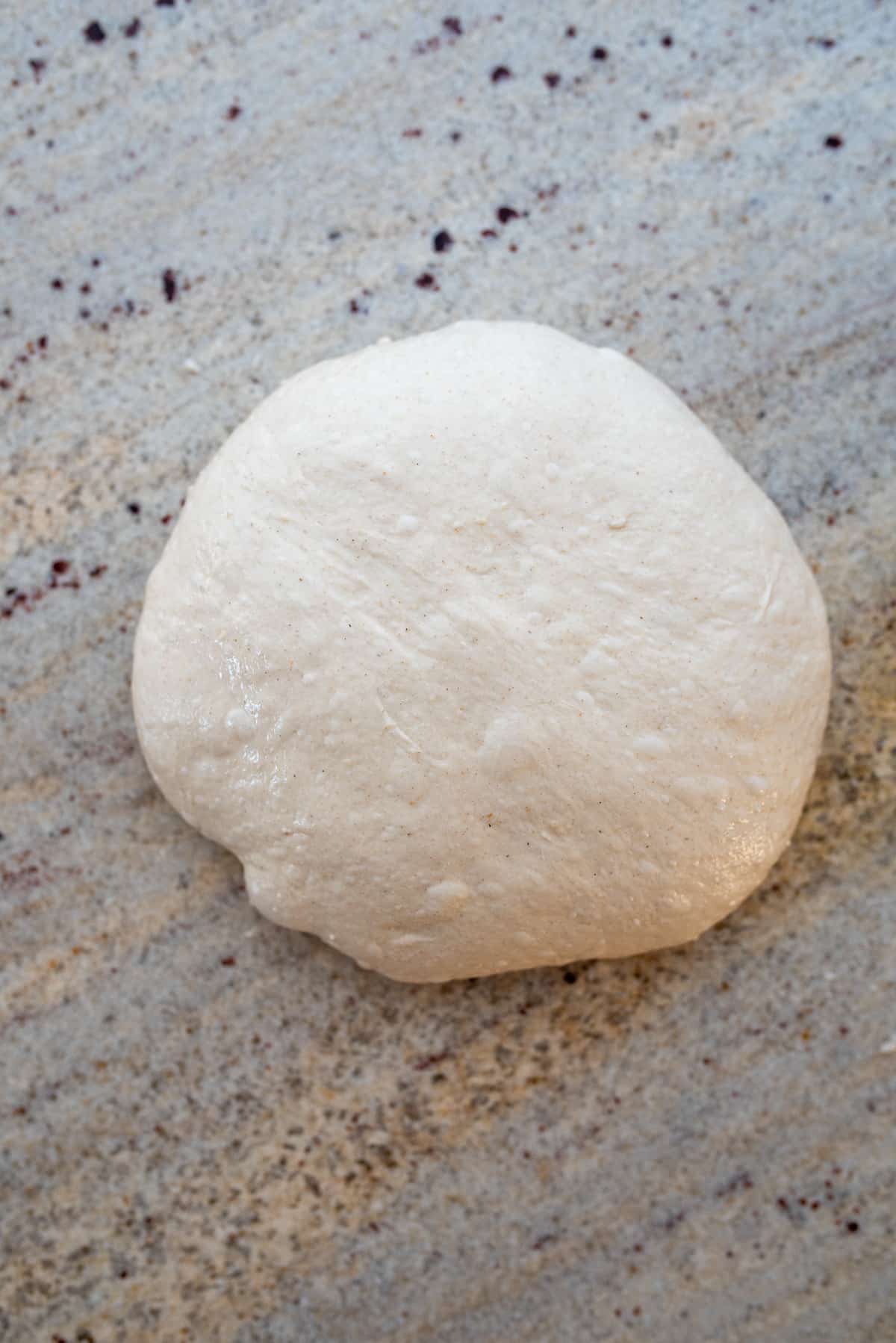 uformowany bochenek pszennego chleba na blacie