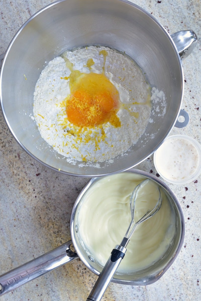 składniki na ciasto drożdżowe parzone w miseczkach