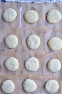 ciasto podzielone na porcie, uformowane pączki