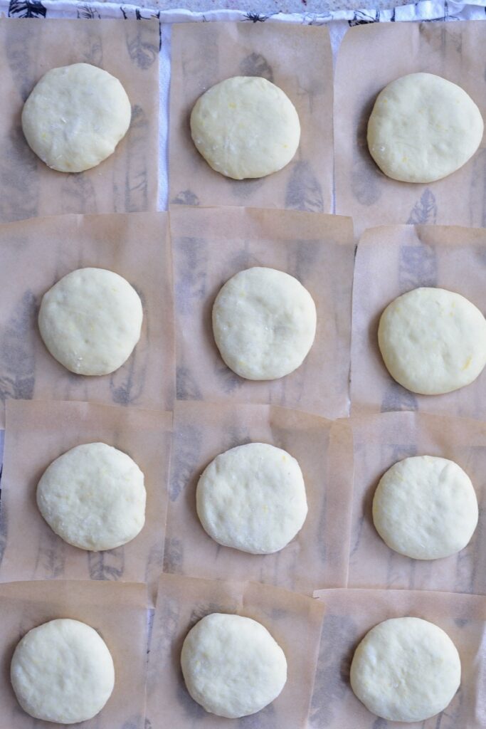 ciasto podzielone na porcie, uformowane pączki