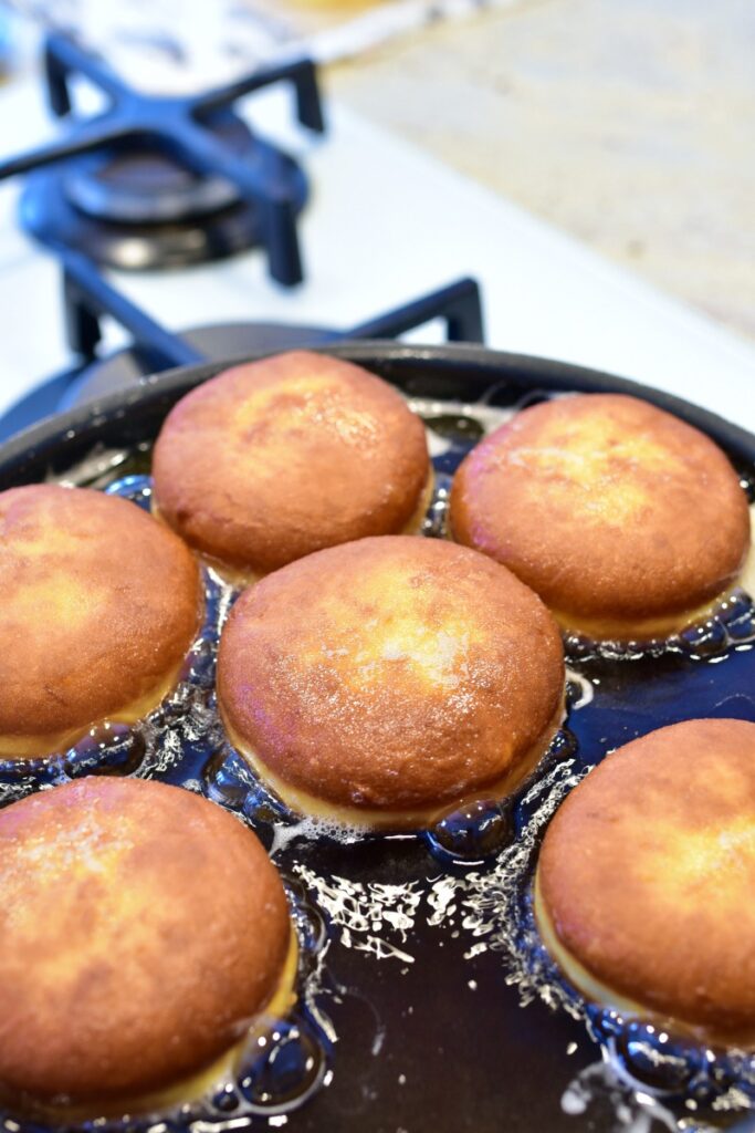 smażące się pączki w tłuszczu na patelni