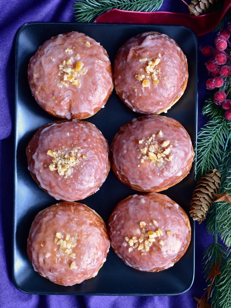 Pączki z lukrem widziane z góry ułożone na talerzu