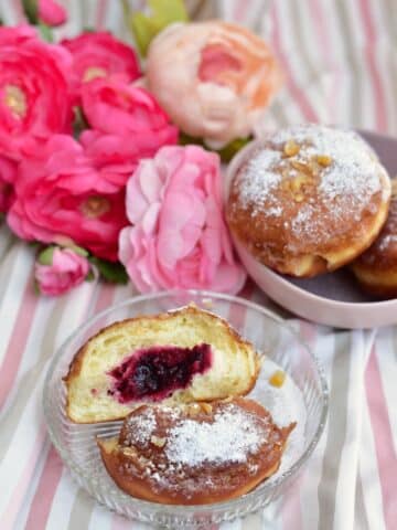 pączek z nadzieniem z czarnej porzeczki