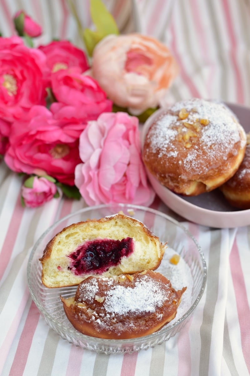 pączek z nadzieniem z czarnej porzeczki