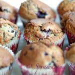 muffinki z jeżynami i miętą w papilotkach