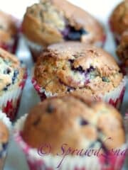 muffinki z jeżynami i miętą w papilotkach